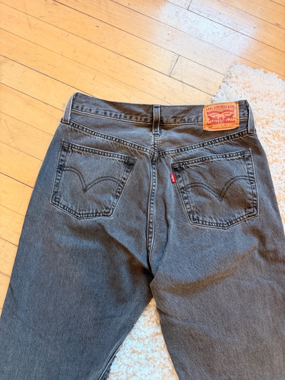 Levi’s Women’s 501 Gray Raw Hem Button Fly Jeans Sized 29 - Picture 4 of 6